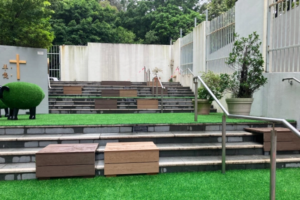 Pooi To Middle School Outdoor Seating